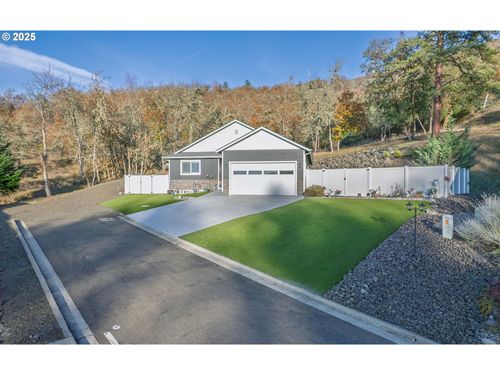 1851 Ne Alameda Ave, Roseburg, OR, 97470-5659 | Card Image