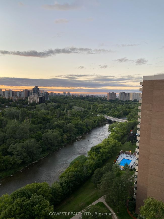 1806 - 240 Scarlett Rd, Condo with 1 bedrooms, 1 bathrooms and 1 parking in York ON | Image 10