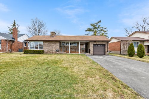 9 Caithness Dr, Welland, ON, L3C4Z3 | Card Image