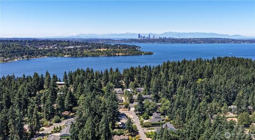 10425 Se 22nd St, Bellevue, WA, 98004-7253 | Card Image