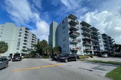 402 - 12500 Ne 15th Ave, Condo with 2 bedrooms, 2 bathrooms and null parking in North Miami FL | Image 2