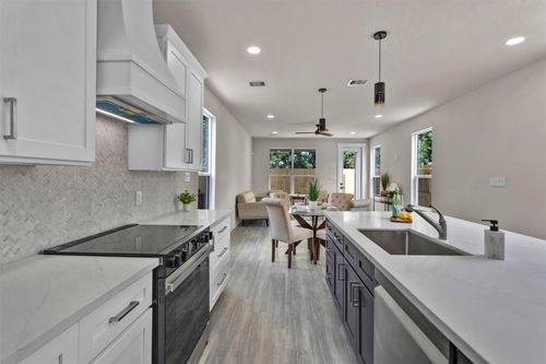 2413 Harlem St, Houston, TX, 77020-4504 | Card Image