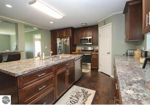5557 E Pleasant Valley Rd, Shepherd, MI, 48883-9581 | Card Image