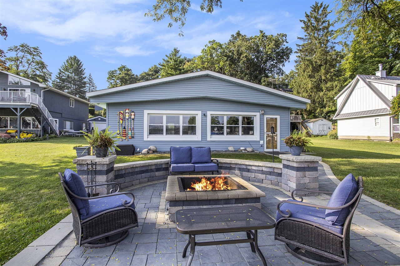 Lake Shore Dr, Dowagiac, MI 49047
