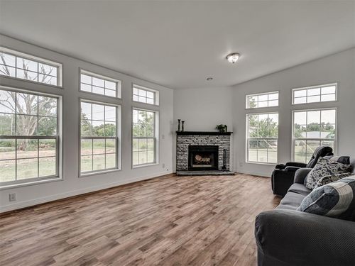206 N Pine St, Crescent, OK, 73028-8804 | Card Image