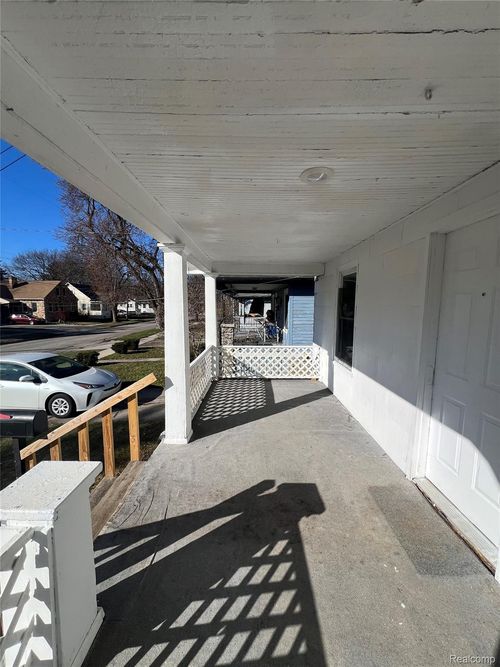 2272 Avon St, Saginaw, MI, 48602-3812 | Card Image