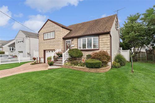 43 Layton St, Freeport, NY, 11520-6240 | Card Image