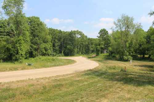 2722 Twin Oaks Dr, Milford Twp, MI, 48381 | Card Image