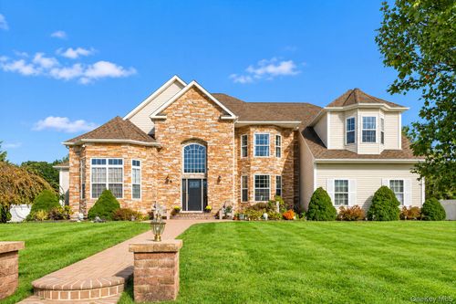 1 Westover Ct, Shoreham, NY, 11786-2061 | Card Image