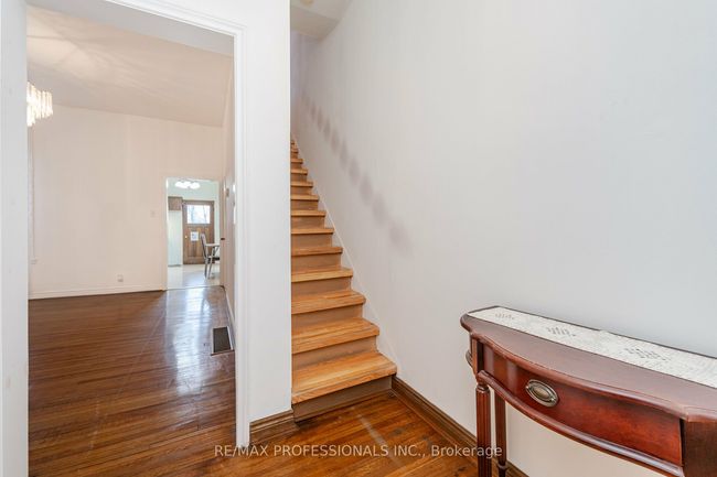 12 O'hara Ave, House attached with 3 bedrooms, 1 bathrooms and 1 parking in Toronto ON | Image 15