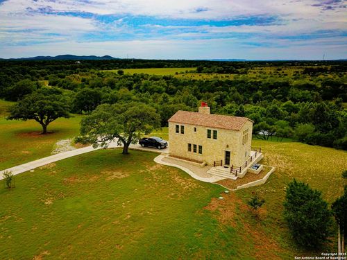 925 Martingale Trl, Bandera, TX, 78003 | Card Image