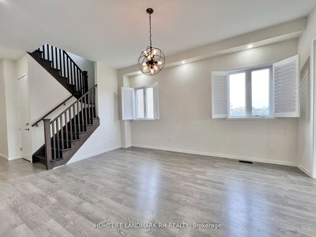 28 Elyse Crt, House attached with 4 bedrooms, 3 bathrooms and 2 parking in Aurora ON | Image 4