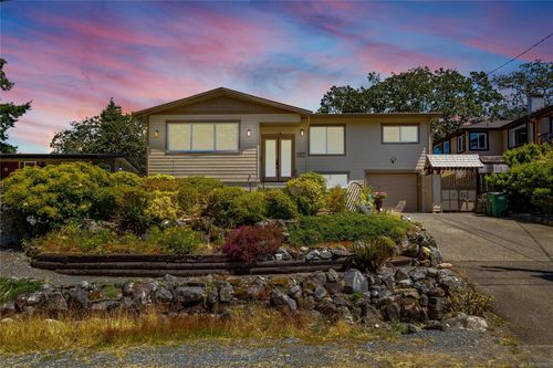 3947 Morgan St, Victoria, BC, V8X1Z9 | Card Image
