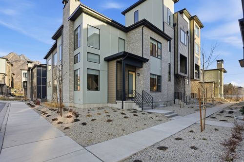 2011 E Beverly Dr, Holladay, UT, 84117-6060 | Card Image