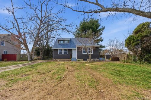 45 Meadowbrook Dr, Brentwood, NY, 11717-4711 | Card Image