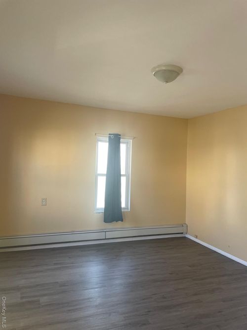 44 Broad St, Middletown, NY, 10940-3927 | Card Image