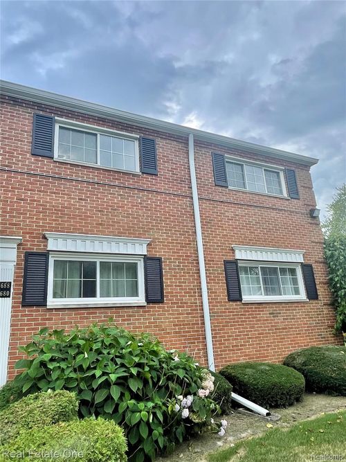 688 E Fox Hills Dr, Bloomfield Hills, MI, 48304-1360 | Card Image