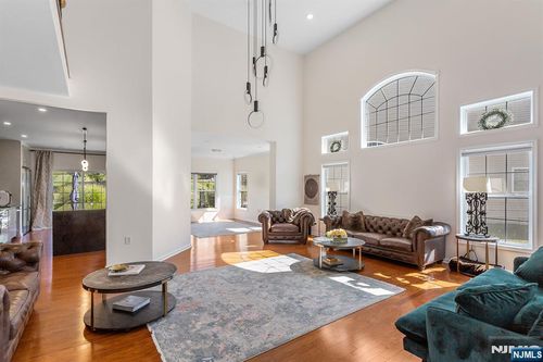 24 Bluffs Ct, Hamburg, NJ, 07419-1525 | Card Image