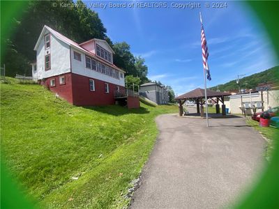 15 Kanawha Avenue, House other with 3 bedrooms, 1 bathrooms and null parking in Clendenin WV | Image 1