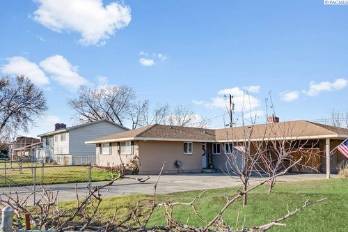 4004 W Deschutes Ave, Kennewick, WA, 99336-2653 | Card Image