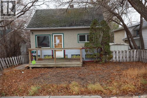 955 Athabasca St W, Moose Jaw, SK, S6H2E3 | Card Image