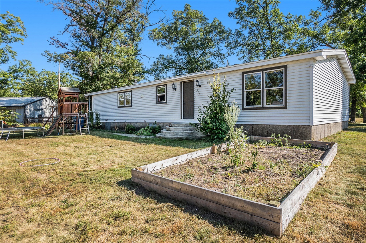Pine Hill Ave, White Cloud, MI 49349
