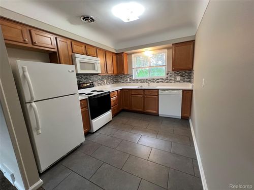 16170 Regina Ave, Allen Park, MI, 48101-1946 | Card Image