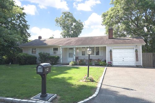 12 Acorn Street, Brookhaven, NY, 11779 | Card Image