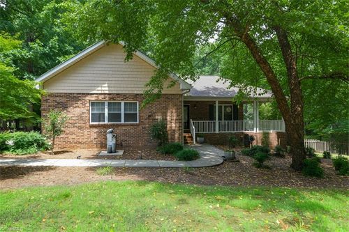 521 Dogwood Dr, Liberty, NC, 27298-2722 | Card Image