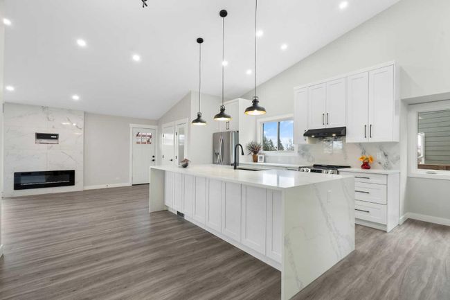 144 Berwick Drive Nw, Home with 6 bedrooms, 4 bathrooms and 4 parking in Calgary AB | Image 8