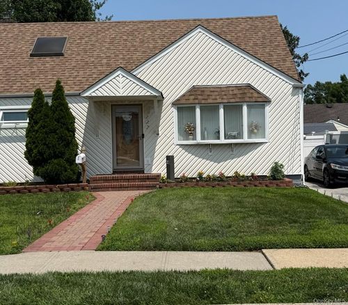 137 Walton Ave, Uniondale, NY, 11553-1235 | Card Image