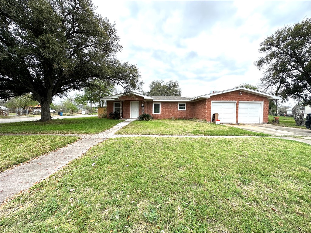Borden St, Sinton, TX 78387