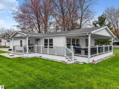 105 Bass Ct, Cadillac, MI, 49601-9627 | Card Image