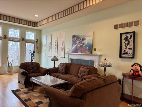 40342 Riverbend Dr, Sterling Heights, MI, 48310-7804 | Card Image