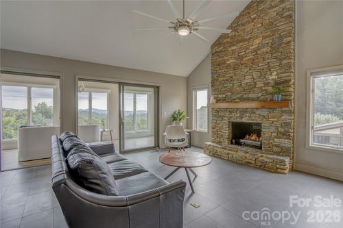 204 Fleetwood Plz, Hendersonville, NC, 28739-8302 | Card Image
