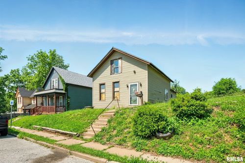 1108 Brown St, Davenport, IA, 52804-3924 | Card Image