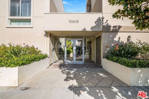 305-10609 Bloomfield St, Toluca Lake, CA, 91602-2810 | Card Image