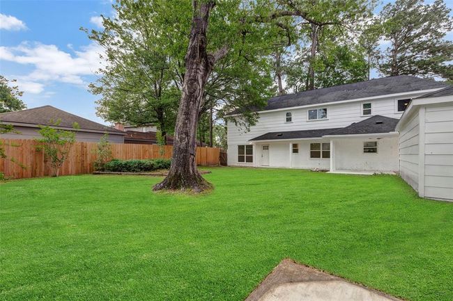 Enjoy the modern and comfortable Texas living in this golf course community. | Image 40