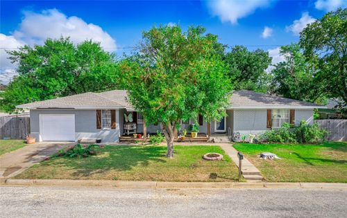 325 E Industry Street, Giddings, TX, 78942 | Card Image