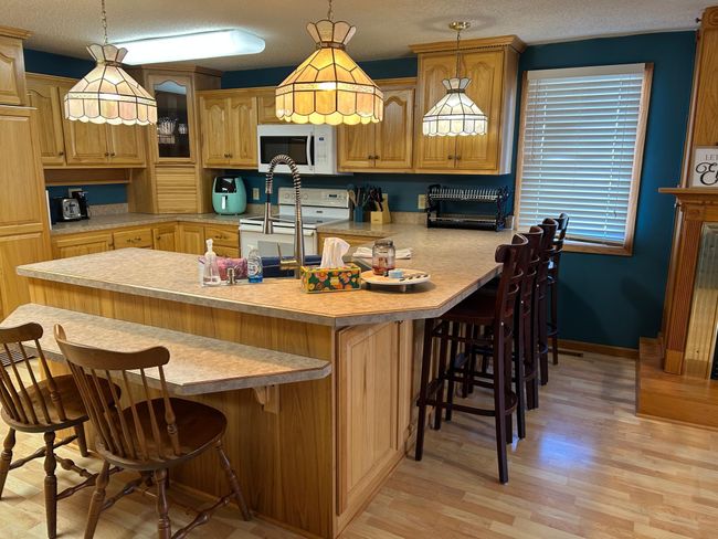 Kitchen high/low seating | Image 19