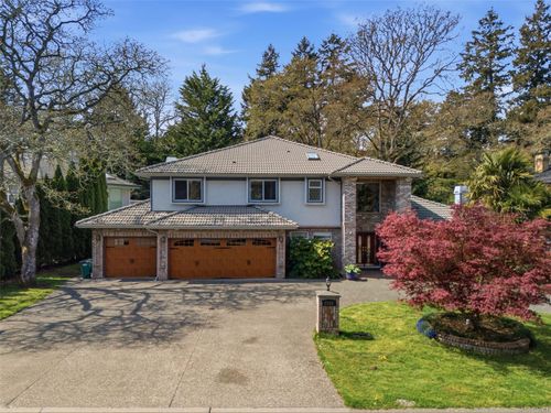 1032 Valewood Trail, Saanich, BC, V8X5G7 | Card Image
