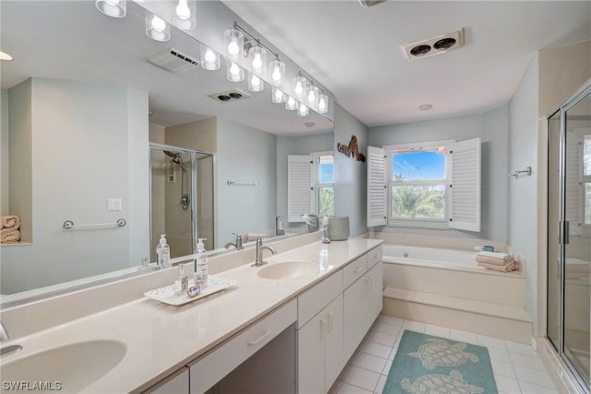 Guest Bathroom/Dual Sinks | Image 40