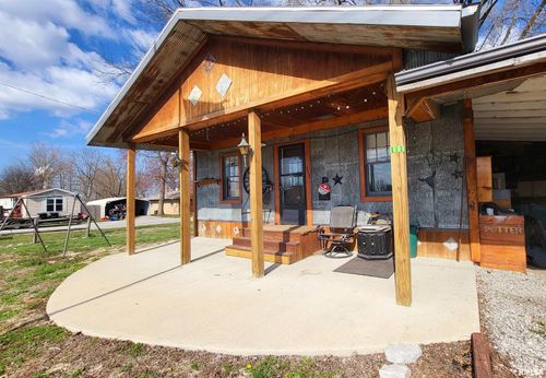 111 S Walnut St, Farina, IL, 62838-1233 | Card Image