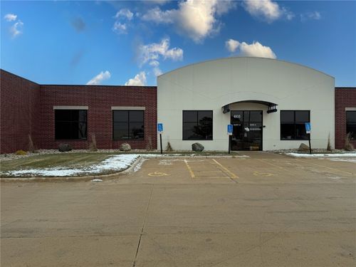 ste-e-4935 Bowling St Sw, Cedar Rapids, IA, 52404-5027 | Card Image