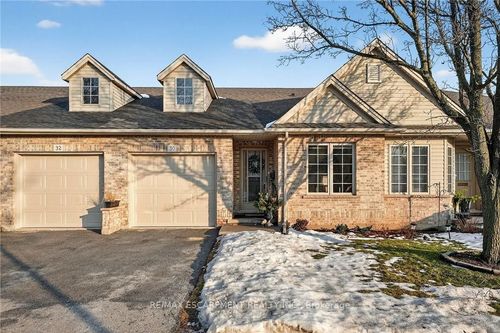 30-303 Central Ave, Grimsby, ON, L3M5L7 | Card Image