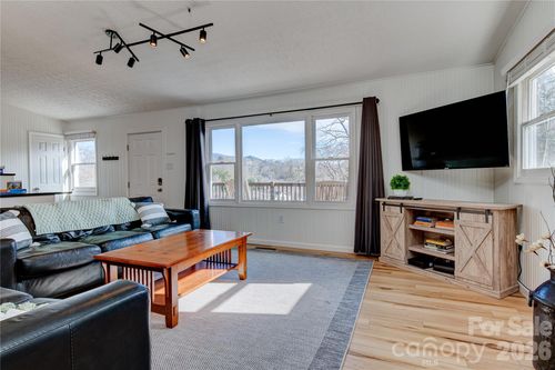 208 Altamahaw Ave, Black Mountain, NC, 28711-2704 | Card Image