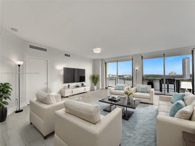 702 - 17111 Biscayne Blvd, Condo with 2 bedrooms, 2 bathrooms and null parking in North Miami Beach FL | Image 1