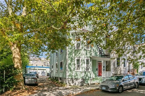 28 Young St, Newport, RI, 02840-8208 | Card Image