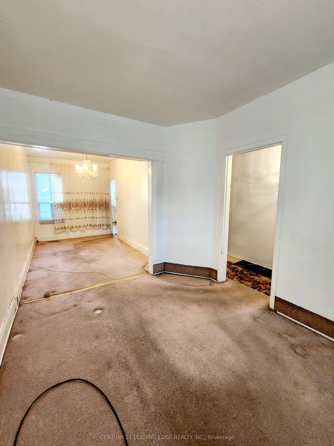 635 Coxwell Ave, House attached with 3 bedrooms, 2 bathrooms and null parking in Toronto ON | Image 9