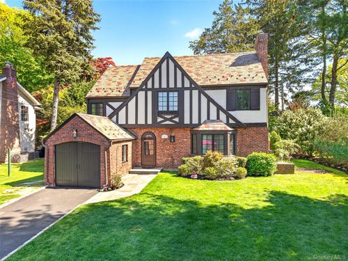 102 Quaker Ridge Rd, Manhasset, NY, 11030-3300 | Card Image